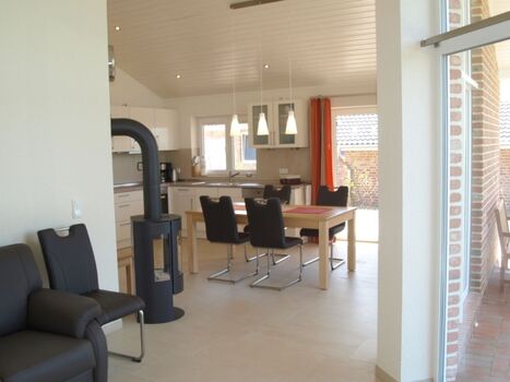 Blick auf Küche und Essbereich