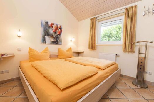 Schlafzimmer mit Doppelbett