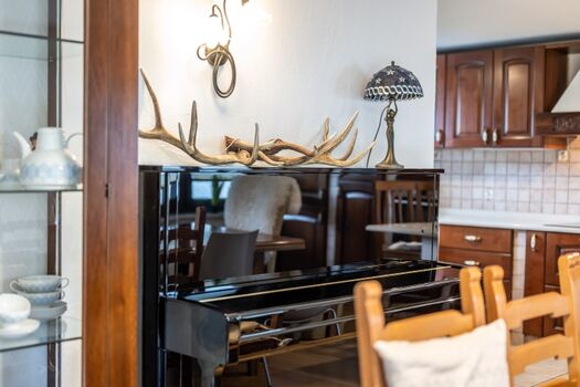 Essgruppe mit Küche und Klavier