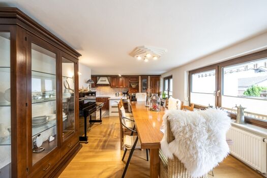 Essgruppe mit vorgelagerter Terrasse nach Süden