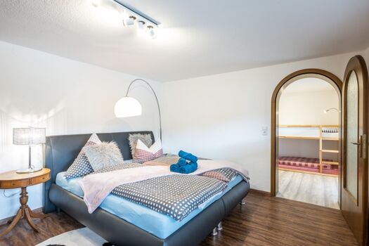 Schlafzimmer mit Blick ind das Kinderzimmer