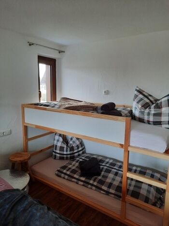 Doppelbettschlafzimmer mit Hochbett