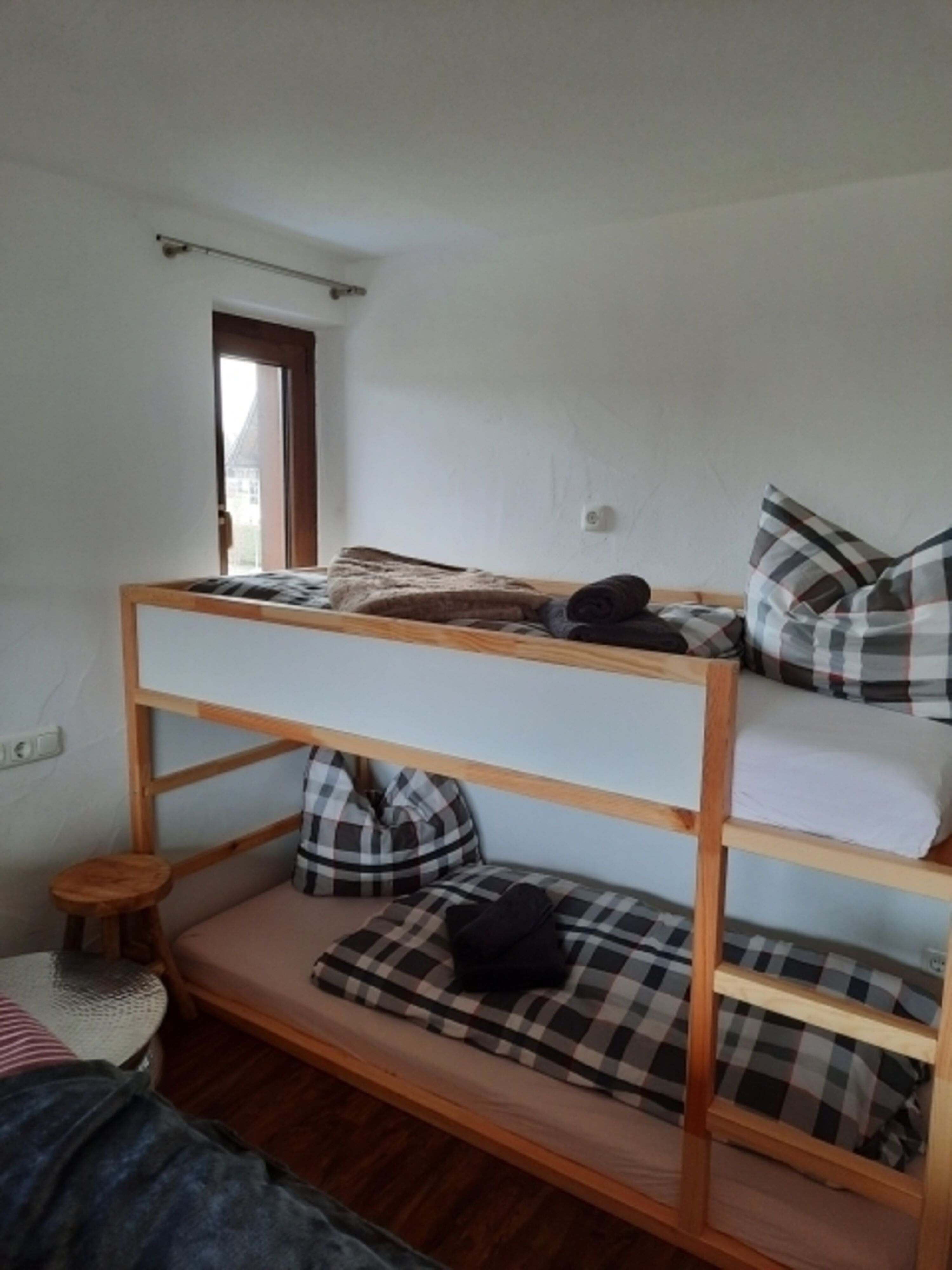 Doppelbettschlafzimmer mit Hochbett
