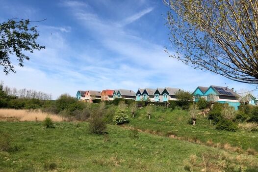 Naturschutzgebiet mit Haus im Hintergrund