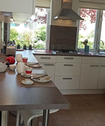 Blick aus dem Wohnzimmer in die Küche