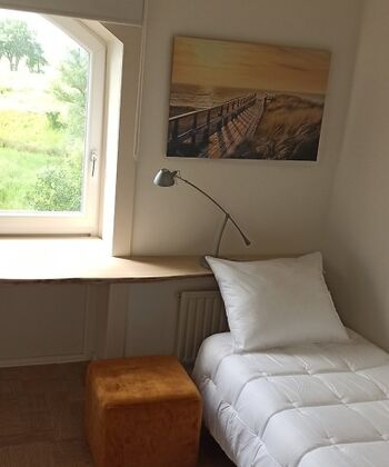 Einzelzimmer mit Bett 80x200 cm, abschließbares Fenster mit Thermoglas