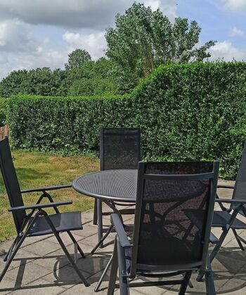 Südterrasse mit 4 verstellbaren Gartenstühlen und rundem Tisch