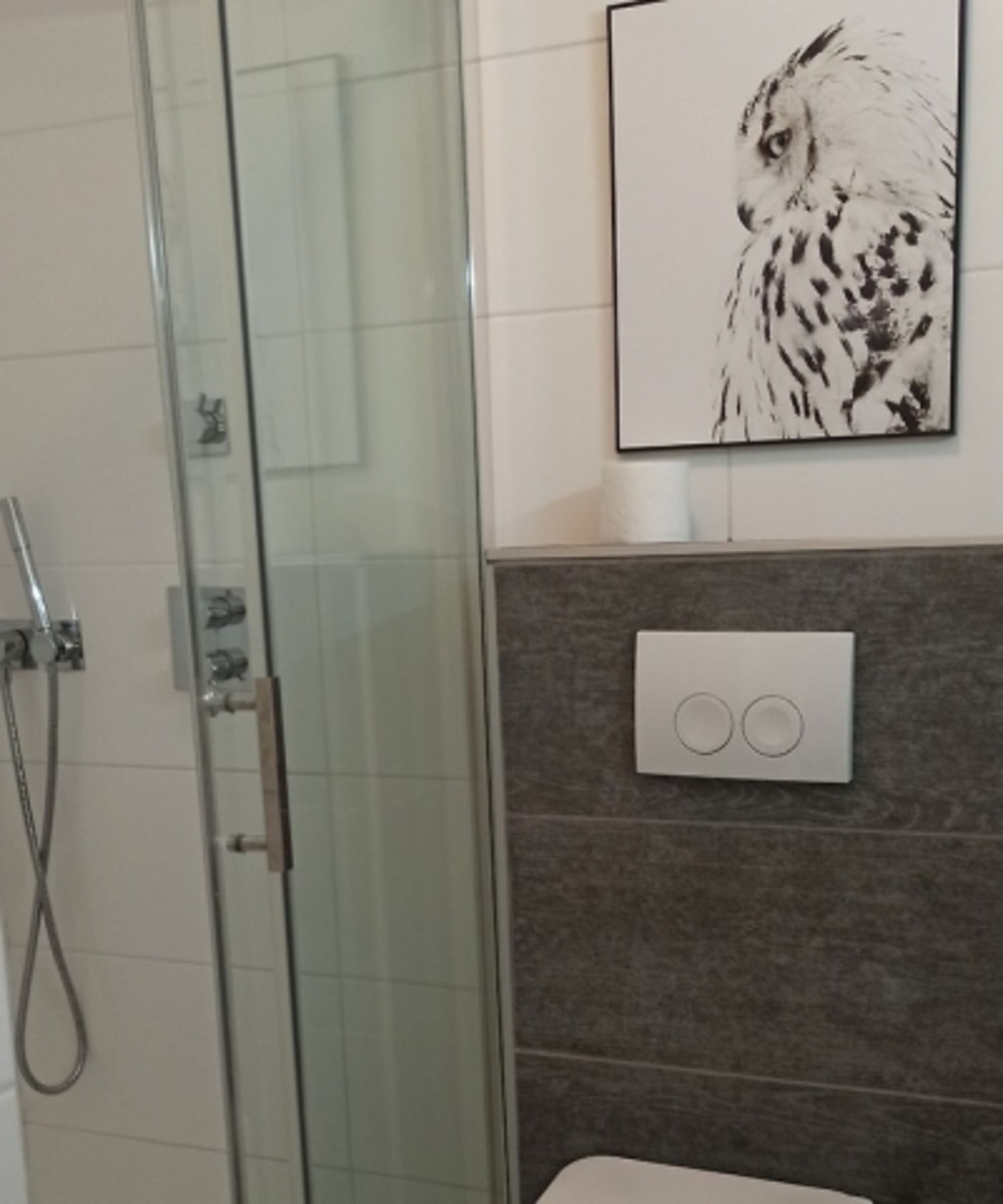 Badezimmer mit bodenebener Dusche, WC und Waschbecken