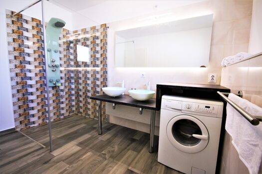 Duschbad mit Waschmaschine