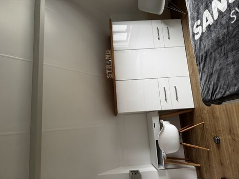 Schlafzimmer 1  DG Schrank und Schreibtisch