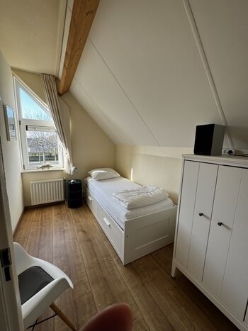 Schlafzimmer mit Bett auf 1,60 m ausziehbar 