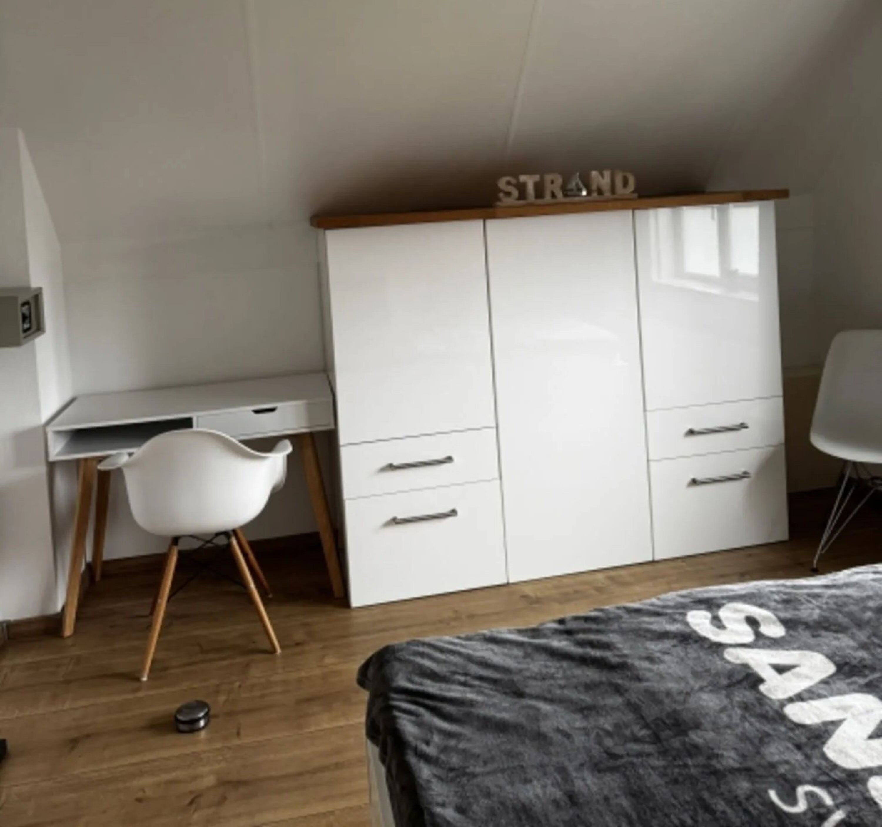 Schlafzimmer 1 DG Schrank und Schreibtisch