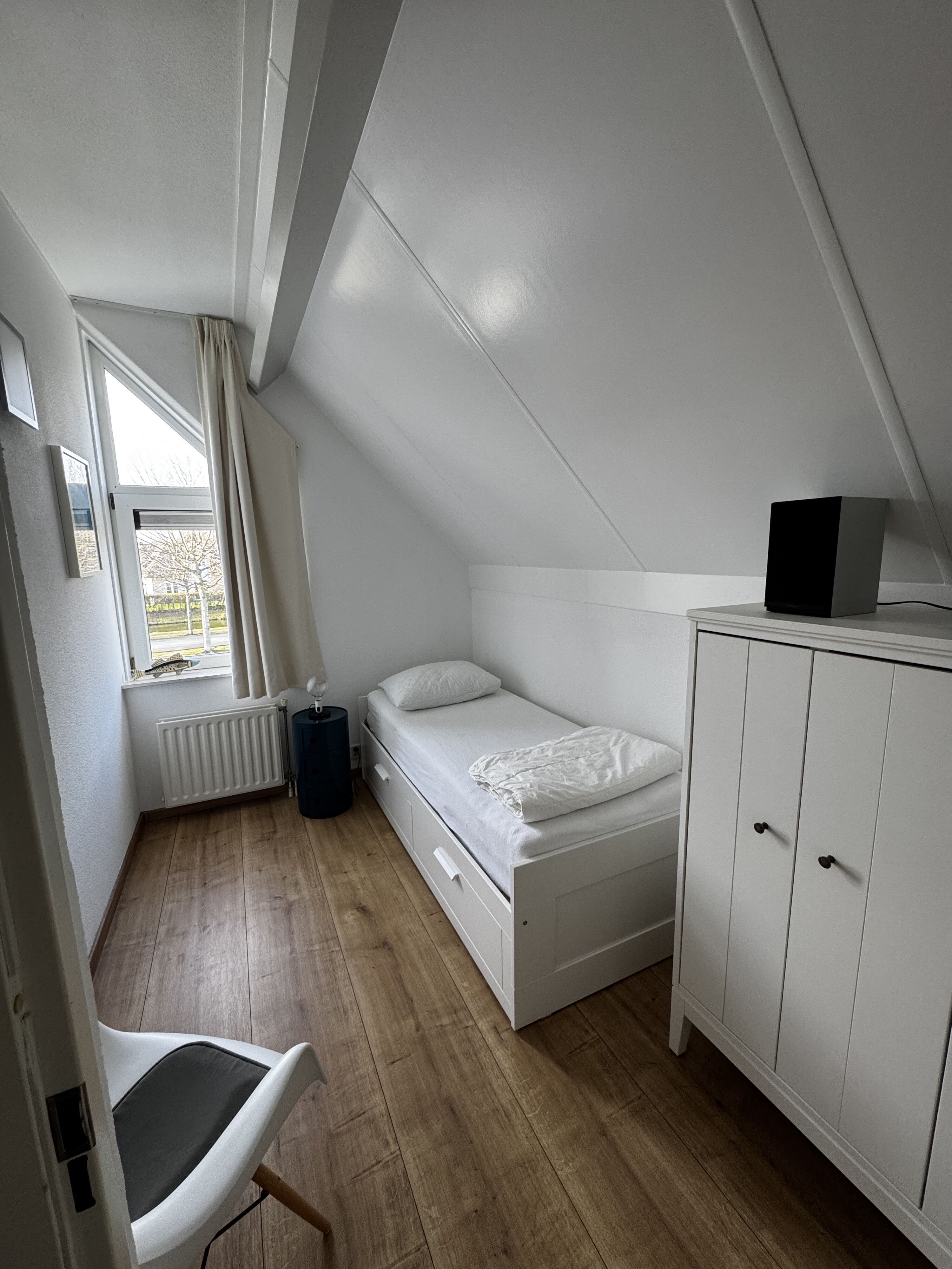 Schlafzimmer mit Bett auf 1,60 m ausziehbar