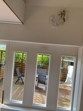 Blick auf die eingezäunte Terrasse 