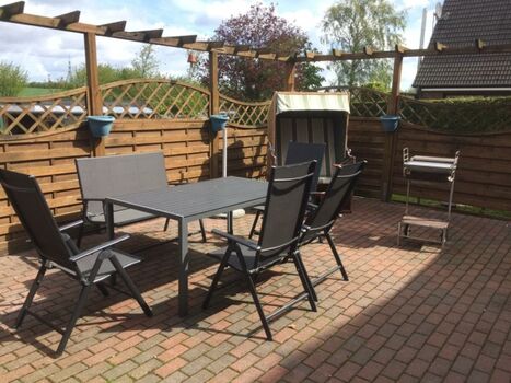 Terrasse mit Strandkorb und Grill