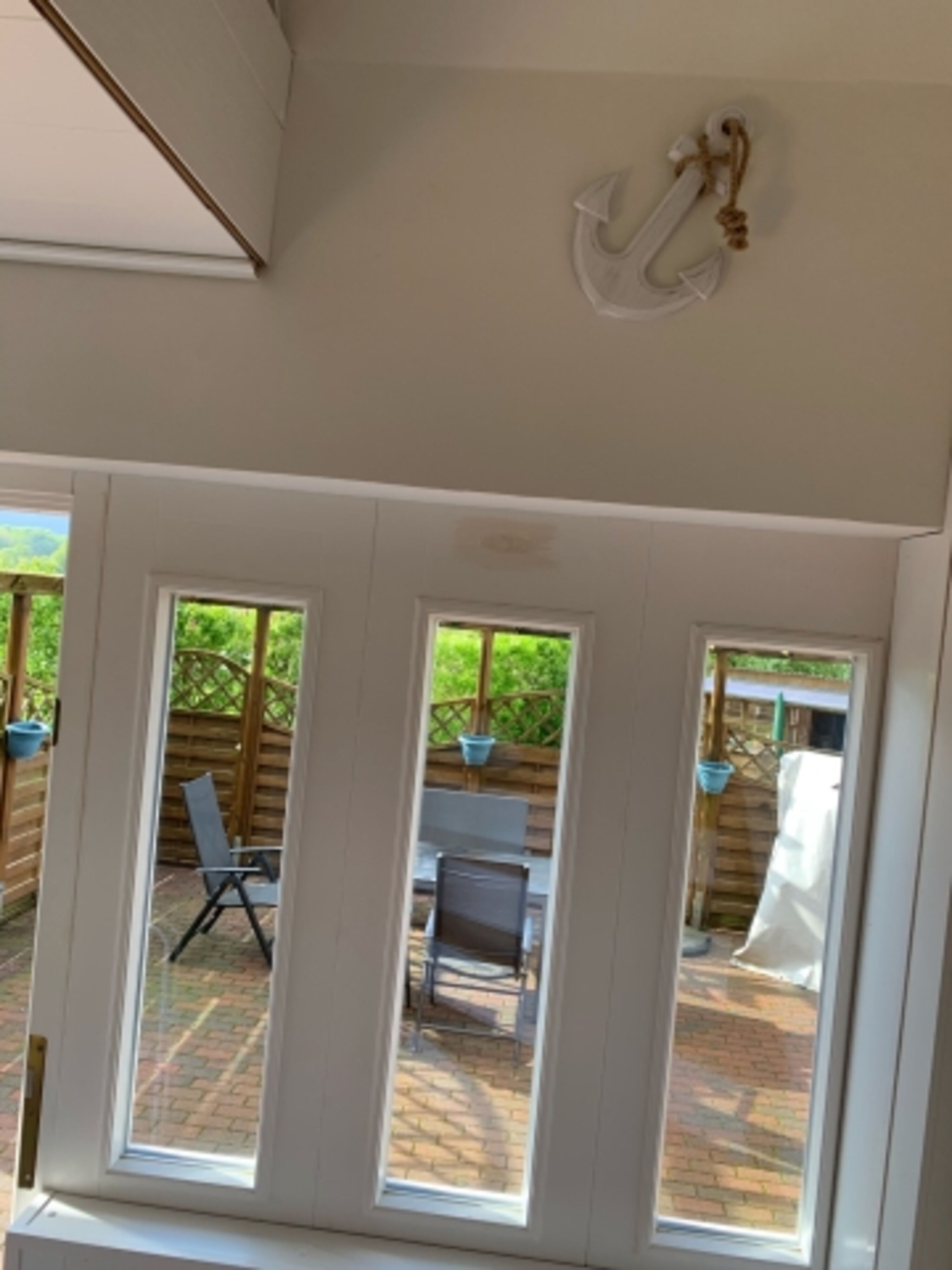 Blick auf die eingezäunte Terrasse 