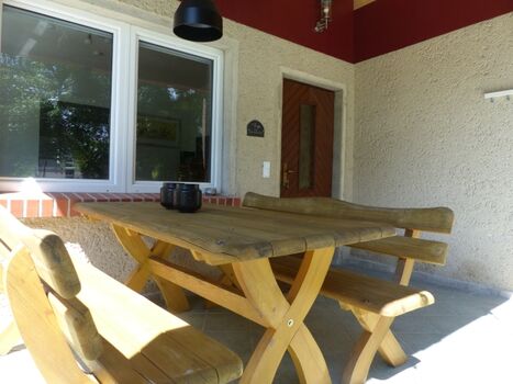 Gemütlicher Frühstücksplatz auf der Terrasse