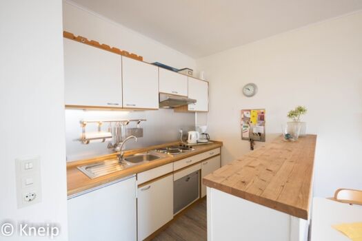 Küche optisch durch einen Tresen getrennt