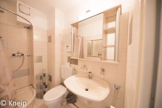 Badezimmer / Dusche mit niedrigem Einstieg