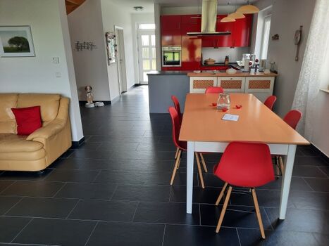 Wohn-/Esszimmer, Küche