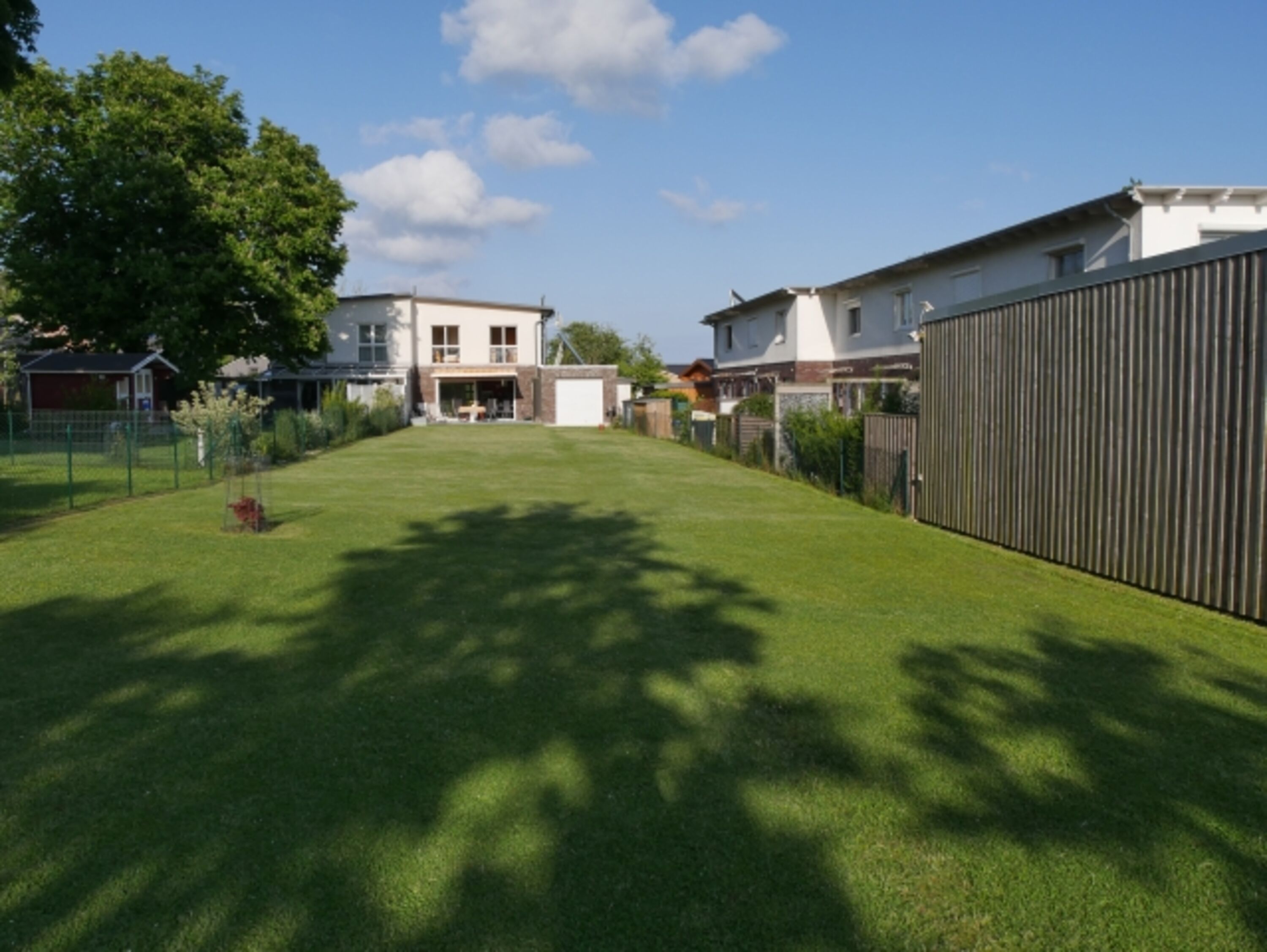 Großer, komplett eingezäunter Garten