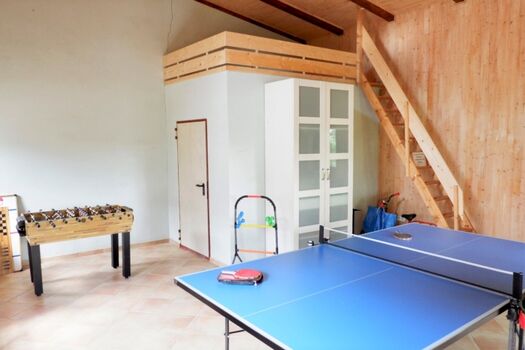 Spielhaus gegenüber vom Ferienhaus mit Tischtennisplatte, Tischkicker u.v.m.