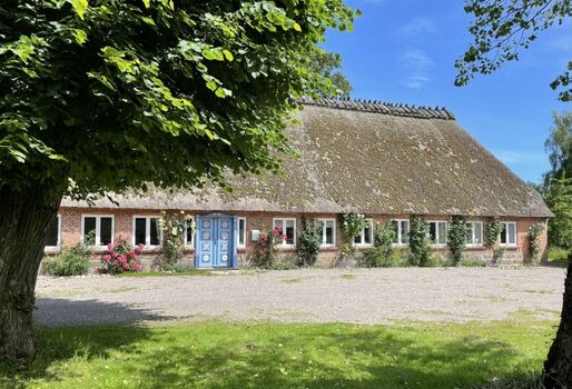 Hausansicht mit Hofplatz