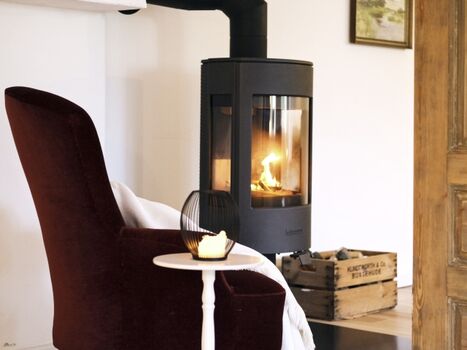 Heimelige Stunden am knisternden Kaminfeuer