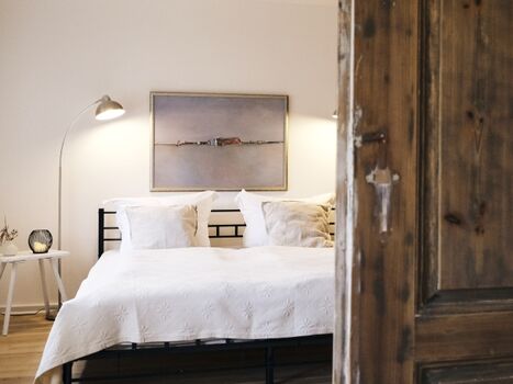 Schlafzimmer angrenzend an das Wohnzimmer