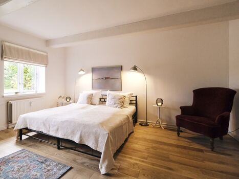 Schlafzimmer mit Doppelbett (160x200cm), Lese-Sessel und Kleiderschrank