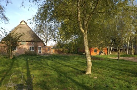 Seitansicht des Ferienhauses bei Morgenstimmung