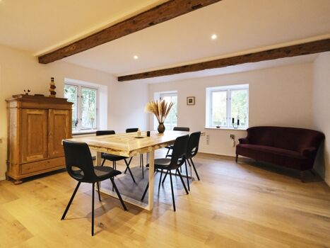 Großer, heller Essbereich mit Gartenzugang und Lese-Ecke