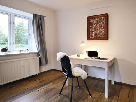 Schreibtisch zum Arbeiten mit Highspeed-Internet