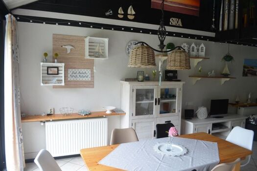 Essecke mit Sicht in den Garten