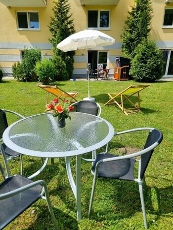 Sitzmöglichkeiten auf dem 70 qm grossen Gartenstück