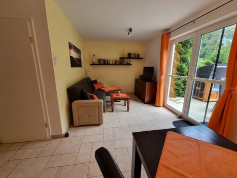 Couchecke Blick auf den herrlichen saftig grünen Küstenwald