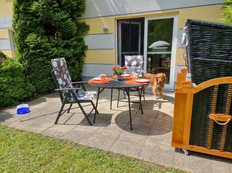 Terrasse mit Esstisch, Strandkorb und Sitzmöglichkeiten (Hund nicht inclusive) 