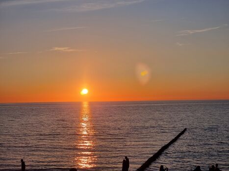 Sonnenuntergang am herrlichen Sandstrand
