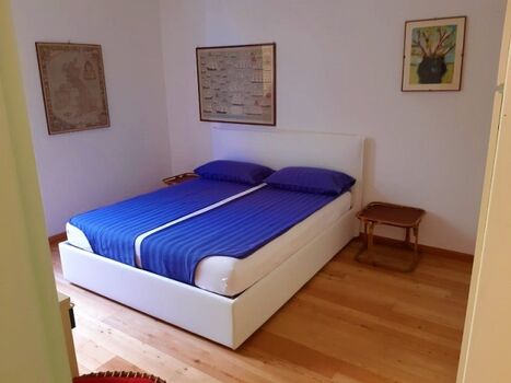 Schlafzimmer mit Doppelbett