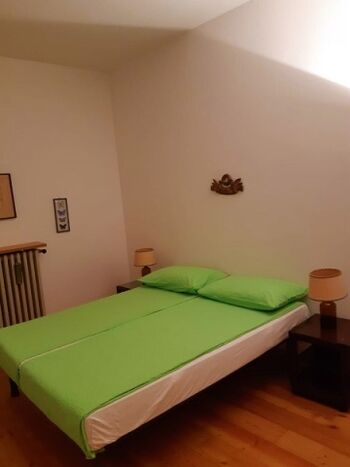Schlafzimmer mit Doppelbett