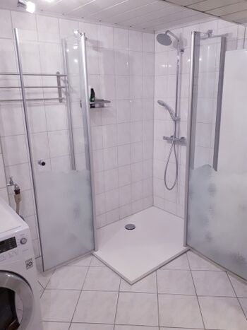 große ebenerdige Dusche