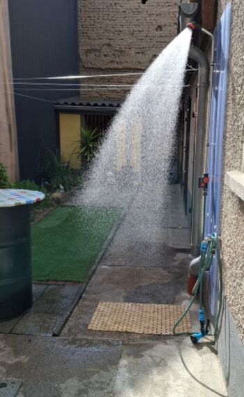 Außendusche im Innenhof