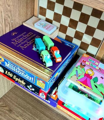 Bücher und Malutensilien für die kleinen Gäste