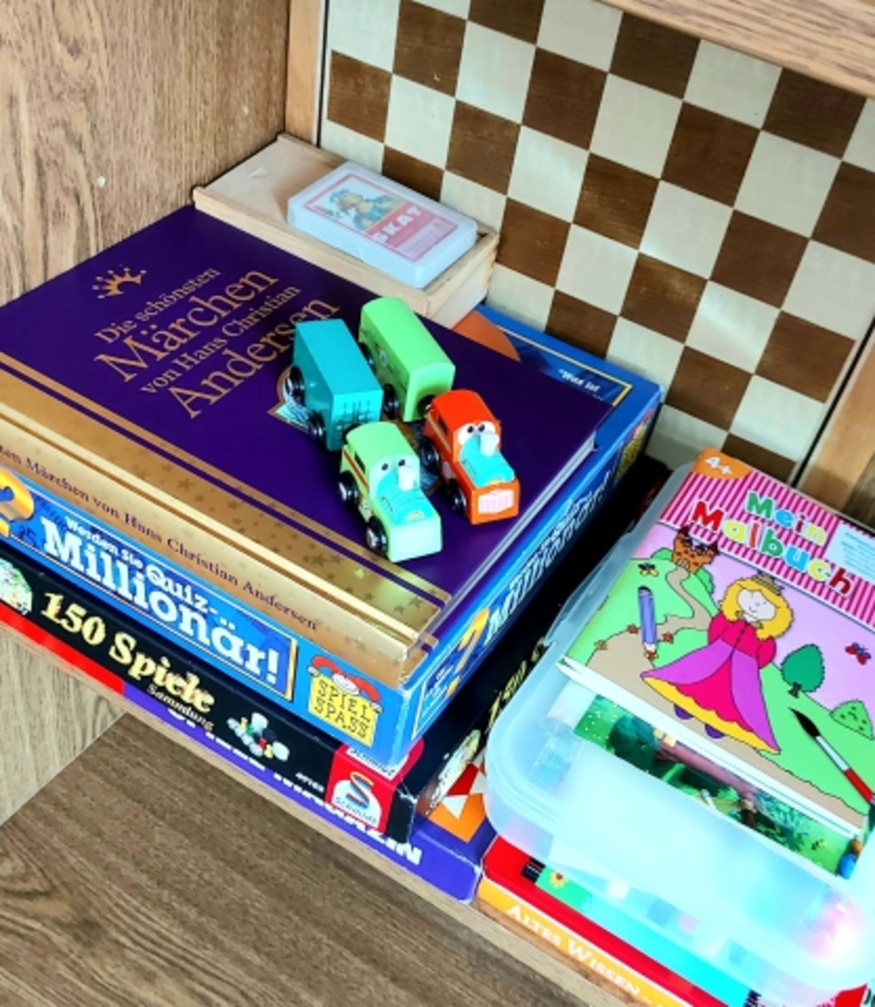 Bücher und Malutensilien für die kleinen Gäste