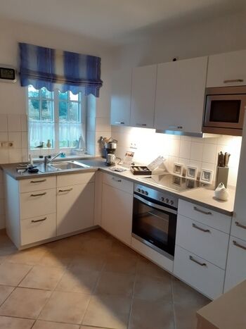 Moderne Einbauküche mit Geschirrspüler