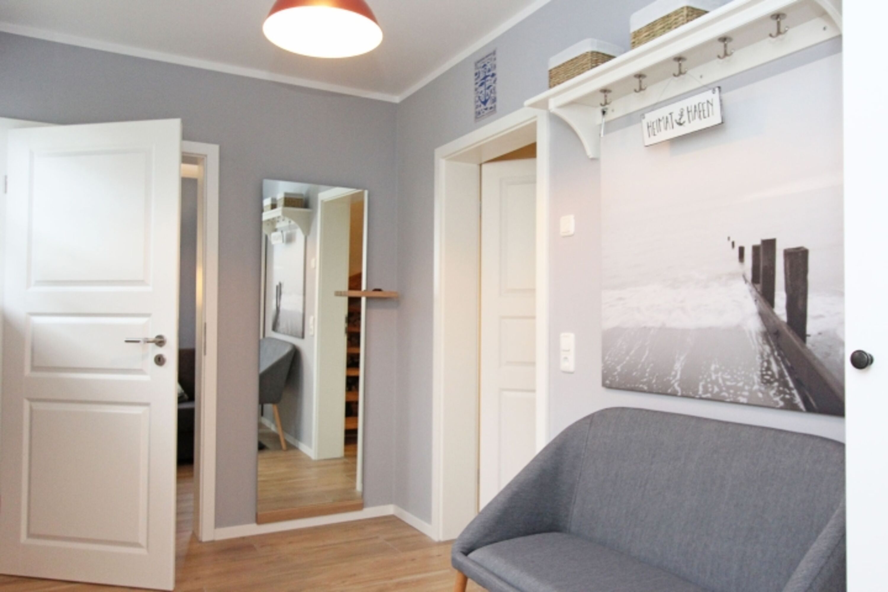 Hauseingang Flur mit Gästezimmer 