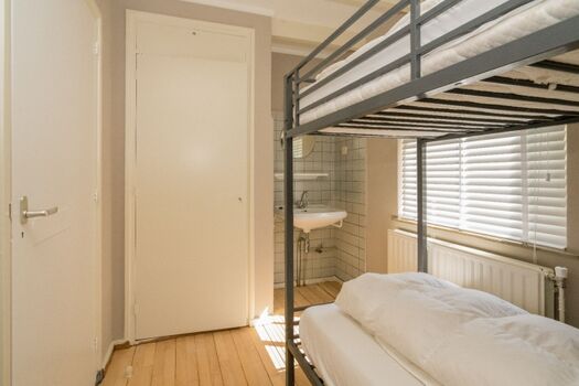 3. Schlafzimmer mit Etagenbett und Waschbecken