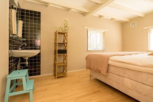 Schlafzimmer 1 mit Doppelbett und Waschbecken