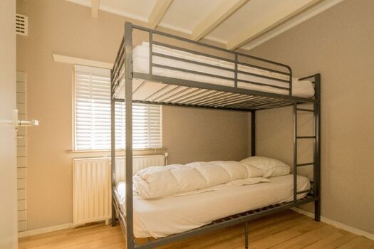 3. Schlafzimmer mit Etagenbett und Waschbecken