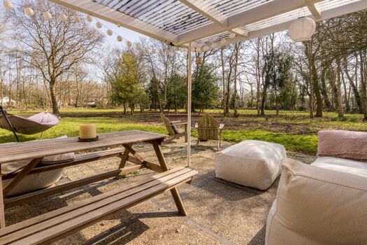 Überdachte Terrasse mit Lounge-Ecke